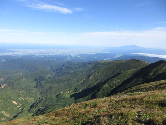 鳥海山の裾野に広がる庄内平野の広さ 鳥海山には常にここから風が吹き上がってくるのだから、なかなか安定した天候にならないのがわかる