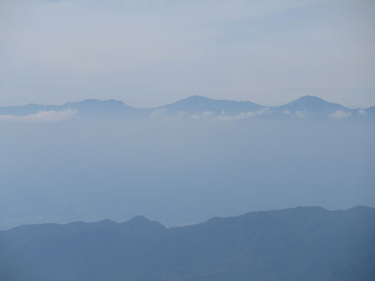 こちらはもう少しクリアーに見える白峰三山　右から北岳、間ノ岳、農鳥岳　お見事！