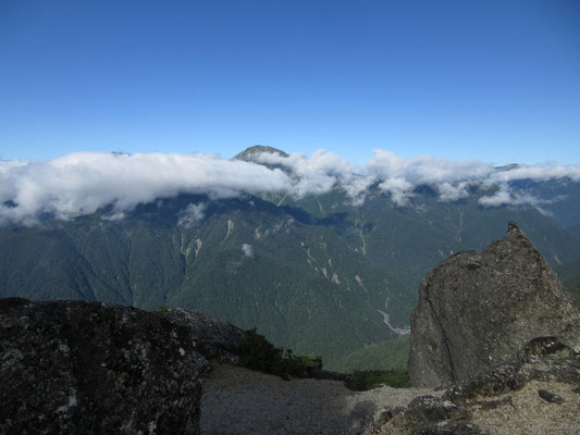 薬師岳手前の見通しのいい場所まで来ると、目の前が開け野呂川を挟んで北岳が見えた　あまりの谷の深さに、絵にするには構図をどうすればいいのか？と考えるが、それ以前に雲が邪魔をして、どうにも口惜しい