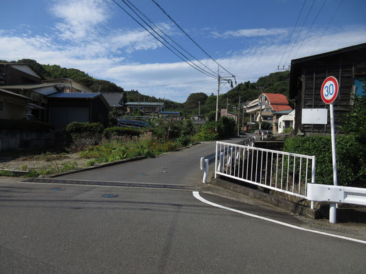 一つ先の「サンヒルズ小田原」というバス停から車道を分けて、ミカン畑の農道を下り「風祭」の集落に出る　帰路は「風祭駅」より車中の人となる