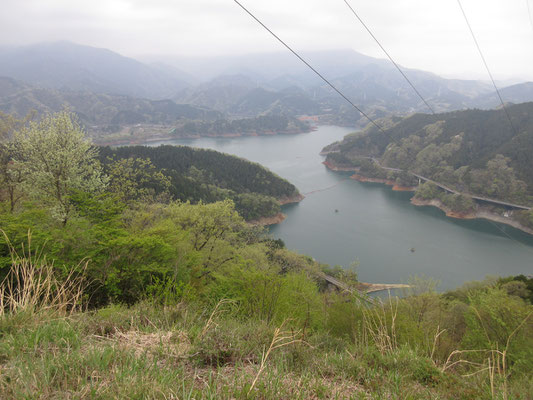 第一の休憩からしばらく稜線を辿ると宮ヶ瀬湖と丹沢本峰が見渡せる高圧線のある展望場所に出る　当日は生憎のガスで丹沢主峰は見えず