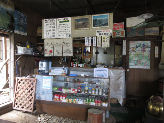 こちらは売店カウンター　飲み物のほか、チョコレートや行動食にもなるビスケット類、またカップラーメンなどもある