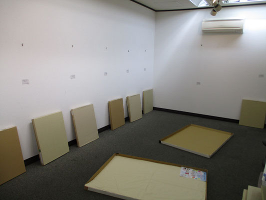 片付け13　作品を外して箱の中にしまう