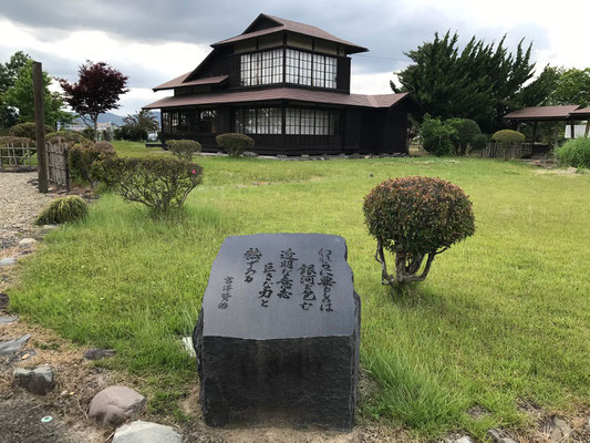 「羅須地人協会　宮沢賢治先生の家」この管理は「岩手県立花巻農業高等学校同窓会」とパンフレットにある　同高等学校敷地内にあるこの施設はとてもきれいに維持管理されている