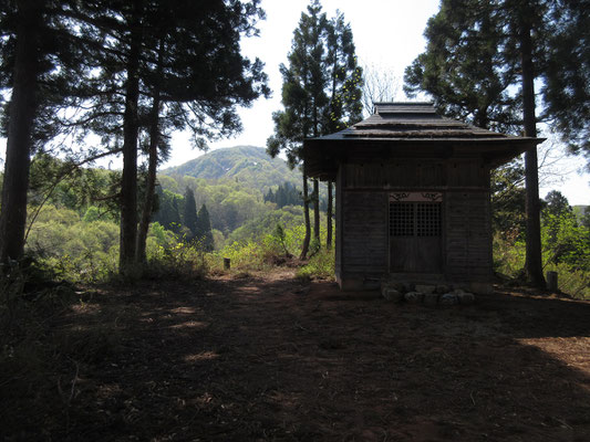 道草を食っていたので、やっとのこと上の社に到着　向こうにはこれから行く大力山山頂が見える