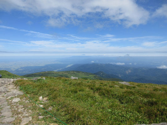 いよいよ線を引いたような雲が鳥海山を覆い始めた