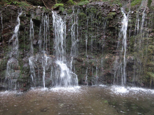 きれいな流れの千条の滝 私たち以外誰も居ない観光地