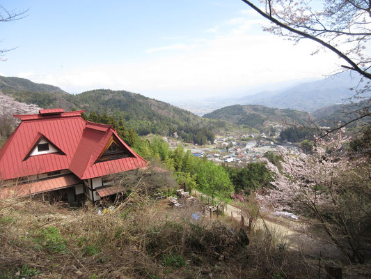 昔はお寺の施設だった所が現在は個人所有とのこと　一帯の桜を管理してくれているのか？　