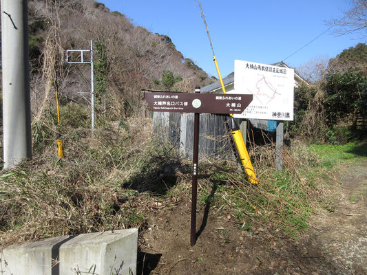 のんびり休んだ後は芦名に下る道を取る　山頂付近に幾つかある施設用の未舗装車道が通じているが、それが下山路となる