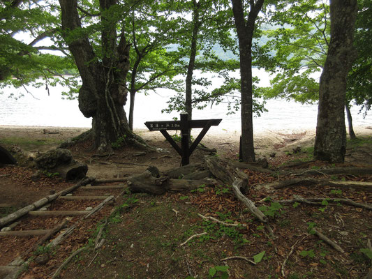 ようやく中禅寺湖に出会う　熊窪という地点