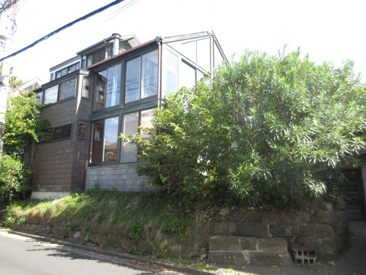 進んでいく道は細く狭く、しかも完全な住宅街　こんな所に映画館なんか…と思っていると、不思議な住宅が現れる　もしやここが？
