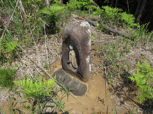 そのうちまた、鉄塔の伐採地に飛び出す　そこにはこんなお地蔵様が…　でも悲しいかな、よくよく見ればお顔がない（涙）