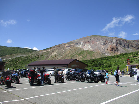 下山すると朝よりはるかに沢山のバイクや車が・・・