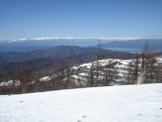 ズラーーーっと北アルプス　充分に展望を楽しみ、一番長居をして下山開始