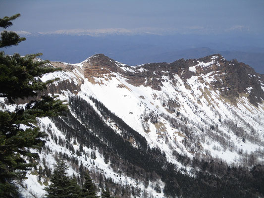 山頂から蛇骨岳の方