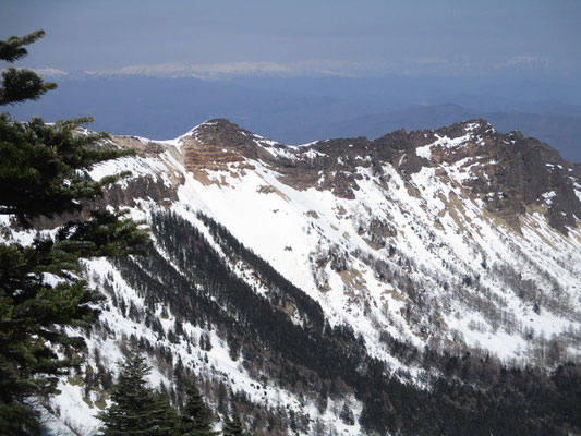 山頂から蛇骨岳の方