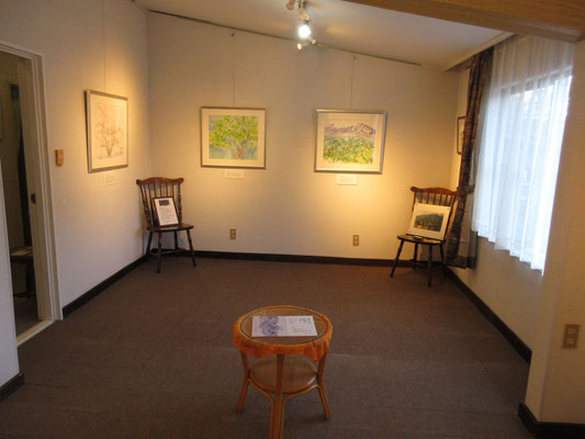 他の2室には、北島洋一さん、すがぬまみつこさんの産駒品が展示されている