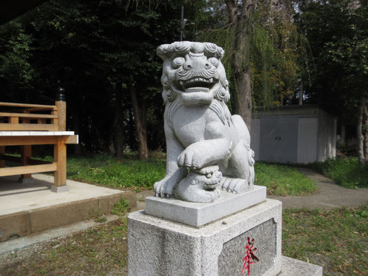 ここの狛犬は子供を抱えている