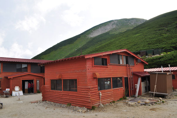 小屋脇に到着　背景には面白かった地形の双六岳が見える