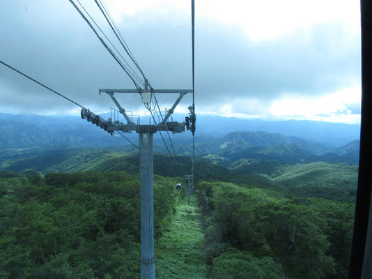 下山のゴンドラでは下界が見える　水平移動距離の長いゴンドラだった