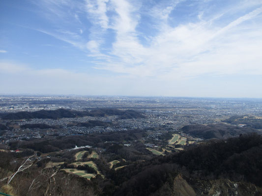 発句石のある看板地点に到着　発句石広場からは春らしいちょっと霞んだ青空が広がる