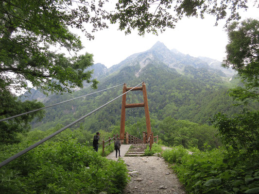 明神橋と明神岳