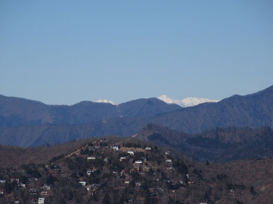 ずっと右の方を眺めると八ヶ岳も見える！　　最高峰の赤岳と連なる横岳