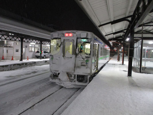 雪の中の厳しい運行「頑張って！」と言いたくなる姿の車両　倶知安駅にて