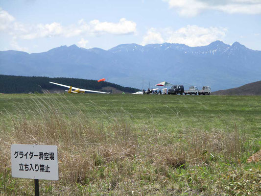 八ヶ岳をバックに飛び立つ前のグライダーのメンバーの人達