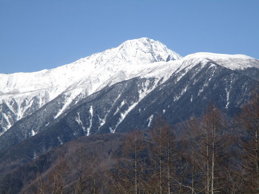 一番右に日本第二の高峰・北岳3193ｍ　ここからの北岳は八本歯の頭を巻くように稜線がカーブし、バットレス（岩壁）だけがさらされている景観です　描くにはちょっと難しい形です