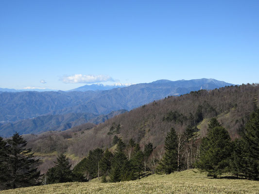 雪化粧した赤岳・横岳の稜線　回り込んで来たので八ヶ岳も見えてきた