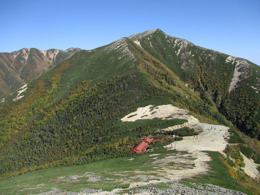 一時間以上楽しんだ山頂での時間を名残惜しみながら下り始める　正面の山は横通山