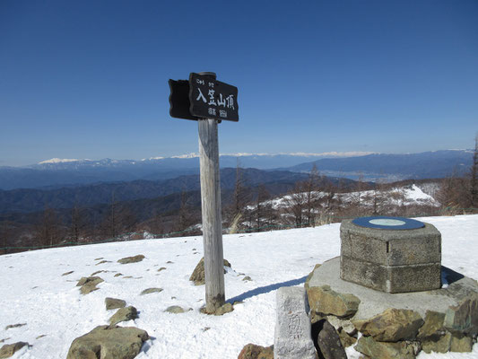 山頂到着　前回ほどではないが、さすが人気の雪山　登山者が次々とやって来る