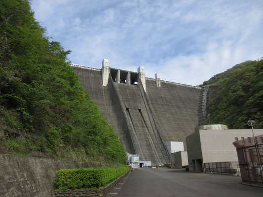 そして先に進むと宮ヶ瀬ダム本体 デッカい!