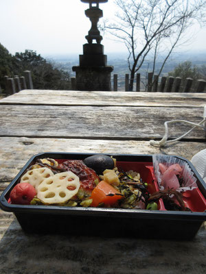 この日は海老名SAで仕入れたちょっと豪華弁当　いただきます