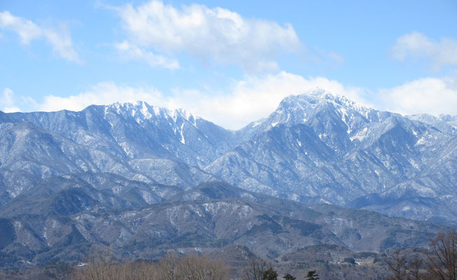 左・アサヨ峰　右・甲斐駒ヶ岳