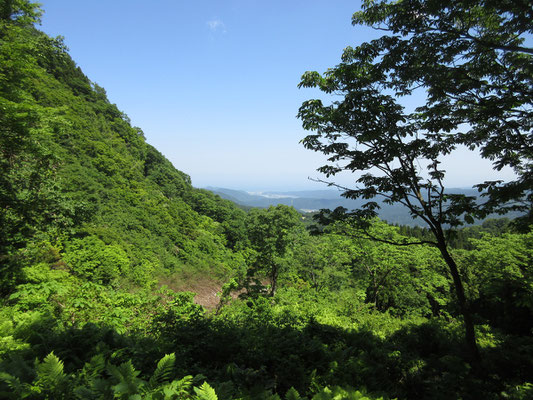 少し登って振り返ると、ボーッとしているが日本海　♪思えば遠くに来たもんだ〜♬というカンジ