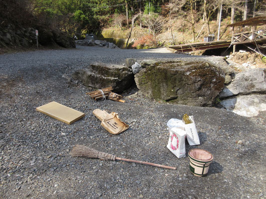 前泊の二組が帰ってしまい、広い場所貸切のキャンプ場　どこに陣取ろうかと考えるが、いい「かまど」発見