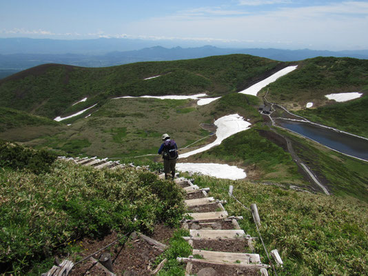 お弁当とスケッチタイムを過ごした山頂を後にする