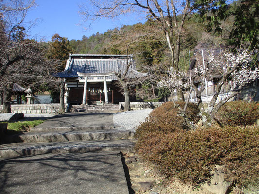 塩ノ山の山麓には「大本山 向嶽寺」（こうがくじ）という大きなお寺がある　この一帯で有名な恵林寺より古い由緒ある寺であるらしい