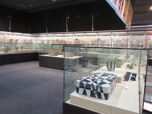 2階に上がると、瀬戸物のほか陶磁器全般の歴史が分かる実物の展示となる　見知った焼き物もけっこうあり、身近な存在である陶磁器の歴史を肌で感じられる