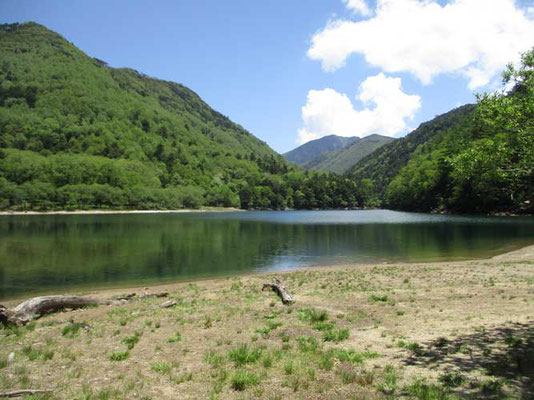 湖の奥には日光の太郎山が見えます