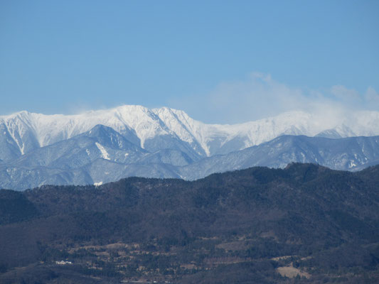 その内、だんだんと北岳〜間ノ岳が吹雪の中となり白峰三山が見えなくなってきた