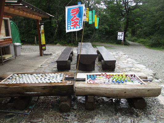 ラムネやそうめんの幟が涼しげに揺れている