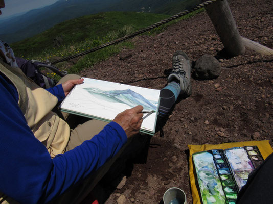 昔、岩手山の山頂からこの秋田駒方面を描いたことがある　今回はその反対