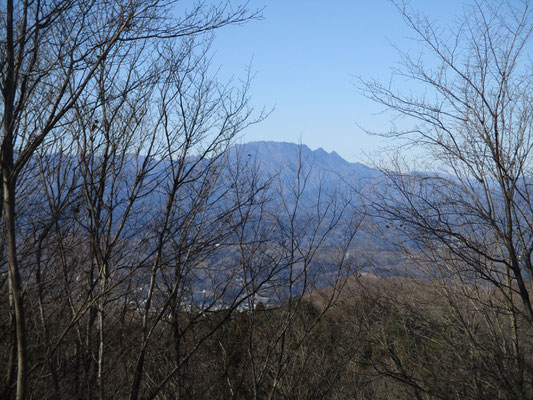 山頂付近に行くと切り開きがあり、見てみると意外な近さで両神山がきれいに見えました