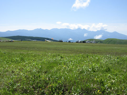 当日はグライダーにとっても最高の気象条件　この霧鐘塔の脇はグライダーの基地となっていて、次々と気持ちよさそうに飛び立っていった