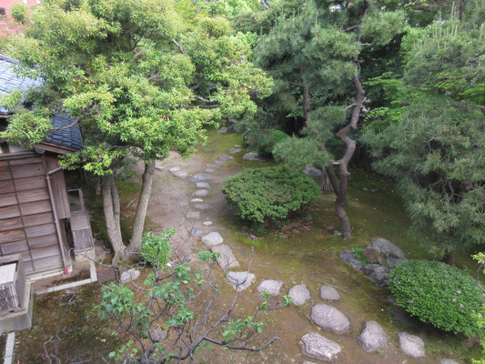 2階から庭園を見下ろす