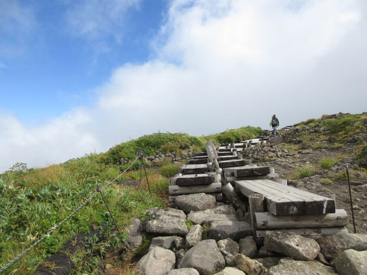 そして上部の木道地帯に入った　もう山頂も近い雰囲気