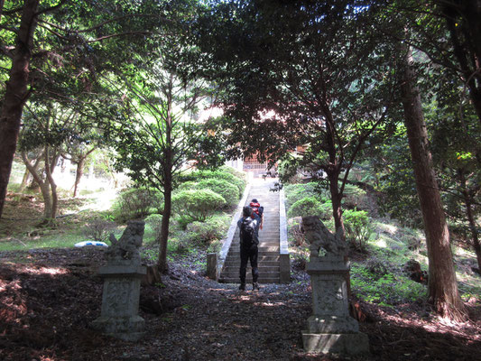 熊野神社　この奥が登山口